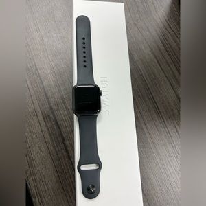❤️ SOLD ❤️ Apple Watch 5 40MM with all accessories shown